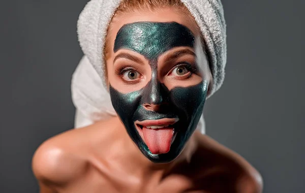 Young Girl Peel Mask Shows Her Tongue Photo Beautiful Girl — Stock Photo, Image