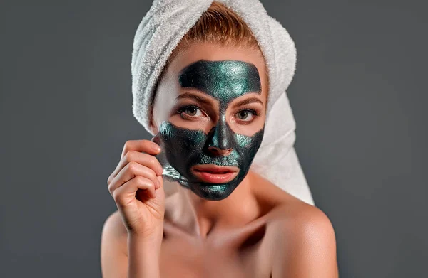 Young Girl Peels Mask Her Face Photo Beautiful Girl Receiving — Stock Photo, Image