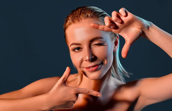 Menina Sorridente Faz Quadro Dos Dedos Perto Rosto Foto Menina — Fotografia de Stock