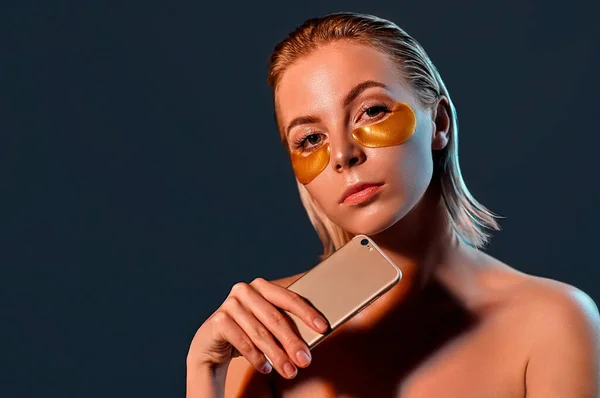 Jeune Femme Avec Des Yeux Patchs Téléphone Main Regarde Caméra — Photo