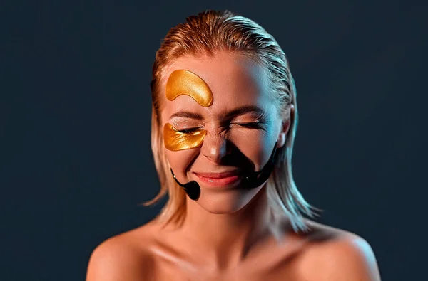 Young Woman Color Patches Her Face Closed Her Eyes Photo — Stock Photo, Image