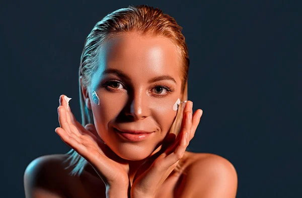 Cuidado Piel Mujer Poniendo Crema Facial Composición Fotos Chica Rubia —  Fotos de Stock