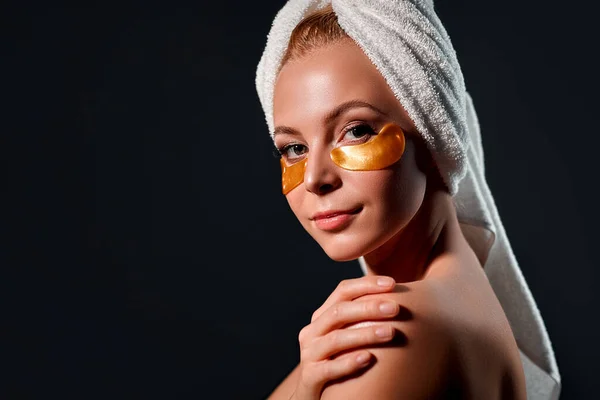 Retrato Uma Menina Bonita Com Manchas Rosto Fundo Cinzento Menina — Fotografia de Stock