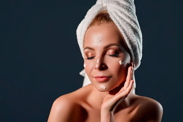 Portrait Young Attractive Woman Towel Her Head Uses Moisturizing Face — Stock Photo, Image