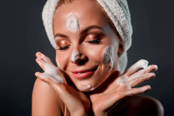 Portrait Beautiful Girl Cleansing Foam Her Face Gray Background Girl — Stock Photo, Image