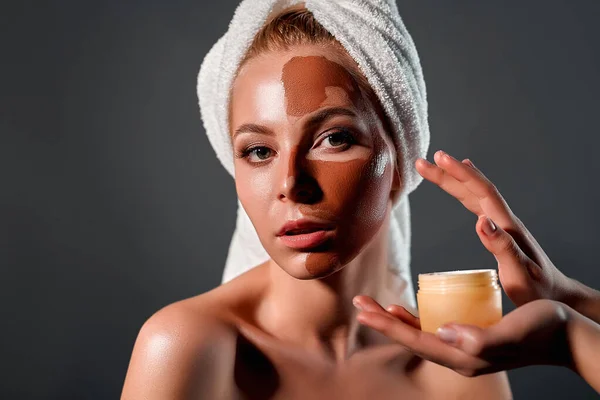 Young Woman Moisturizing Facial Mask Hands Beautician Photo Pretty Woman — Stock Photo, Image
