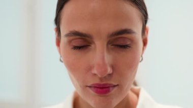 Diş kliniğinde diş doktorunun muayenesinde diş teli takan bir hastanın kar beyazı gülüşünü yakından çek. Diş sağlığı ve diş sağlığı.