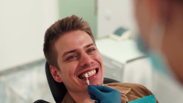 Medycyna Stomatologia Koncepcja Opieki Zdrowotnej Zbliżenie Stomatologa Próbkami Koloru Zębów — Wideo stockowe