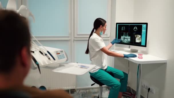 Médico Dentista Apresentando Filme Raios Dentários Recomendam Paciente Tratamento Odontologia — Vídeo de Stock