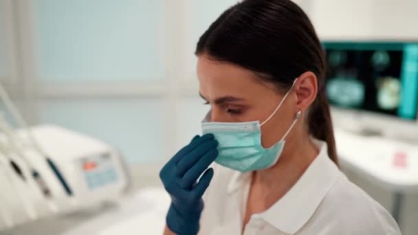 Молодая Женщина Дантист Медицинской Маске Осматривает Пациента Стоматологическом Кабинете Современным — стоковое видео