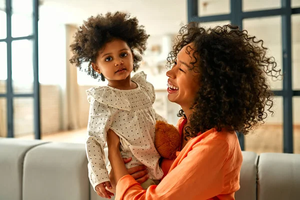 Femme Afro Américaine Avec Petite Fille Aux Cheveux Bouclés Pelucheux — Photo