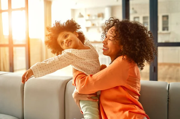 Femme Afro Américaine Avec Petite Fille Aux Cheveux Bouclés Pelucheux — Photo