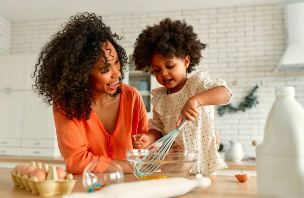 Femme Afro Américaine Avec Petite Fille Aux Cheveux Bouclés Moelleux — Photo