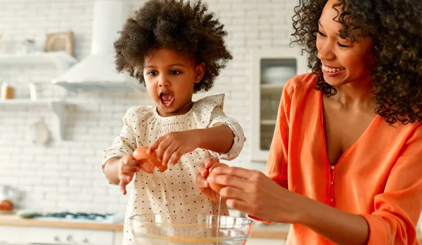 Femme Afro Américaine Avec Petite Fille Aux Cheveux Bouclés Moelleux — Photo