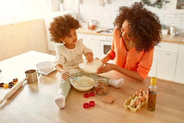 Femme Afro Américaine Avec Petite Fille Aux Cheveux Bouclés Moelleux — Photo