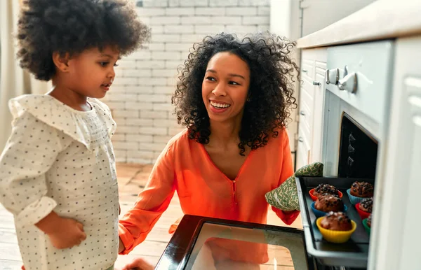 Une Afro Américaine Avec Une Petite Fille Aux Cheveux Bouclés — Photo