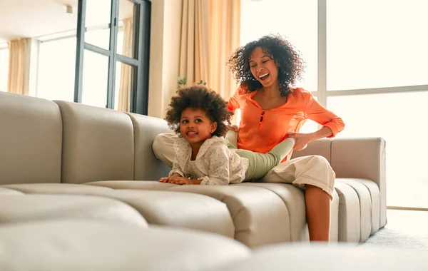 Femme Afro Américaine Avec Petite Fille Aux Cheveux Bouclés Pelucheux — Photo