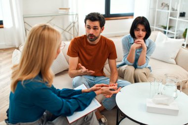 Genç çiftli psikolog, psikoterapist ya da evlilik danışmanı çiftin akıl sağlığını dinle. Psikolojik çift sorunu, aile terapisi. Aile psikoloji oturumunda.