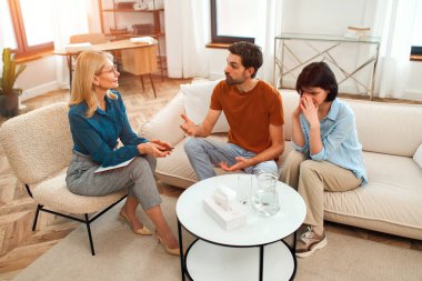 Genç çiftli psikolog, psikoterapist ya da evlilik danışmanı çiftin akıl sağlığını dinle. Psikolojik çift sorunu, aile terapisi. Aile psikoloji oturumunda.