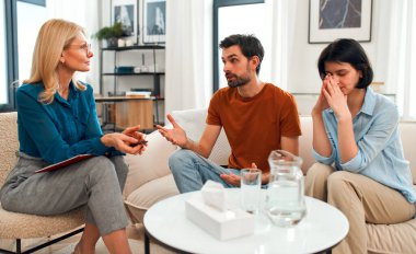 Genç çiftli psikolog, psikoterapist ya da evlilik danışmanı çiftin akıl sağlığını dinle. Psikolojik çift sorunu, aile terapisi. Aile psikoloji oturumunda.