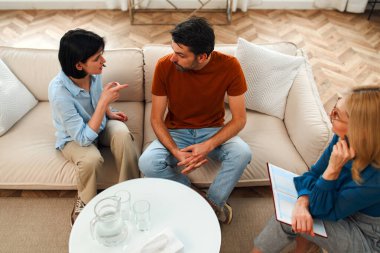 Genç çiftli psikolog, psikoterapist ya da evlilik danışmanı çiftin akıl sağlığını dinle. Psikolojik çift sorunu, aile terapisi. Aile psikoloji oturumunda.