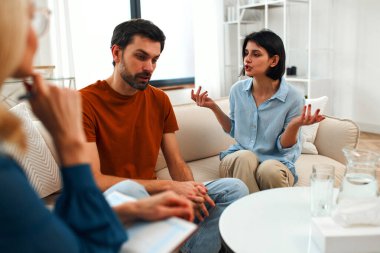 Genç çiftli psikolog, psikoterapist ya da evlilik danışmanı çiftin akıl sağlığını dinle. Psikolojik çift sorunu, aile terapisi. Aile psikoloji oturumunda.