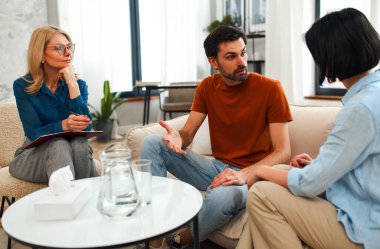 Genç çiftli psikolog, psikoterapist ya da evlilik danışmanı çiftin akıl sağlığını dinle. Psikolojik çift sorunu, aile terapisi. Aile psikoloji oturumunda.