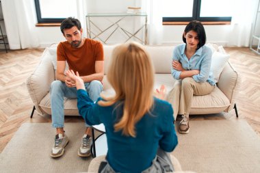 Genç çiftli psikolog, psikoterapist ya da evlilik danışmanı çiftin akıl sağlığını dinle. Psikolojik çift sorunu, aile terapisi. Aile psikoloji oturumunda.
