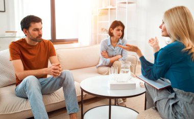 Genç çiftli psikolog, psikoterapist ya da evlilik danışmanı çiftin akıl sağlığını dinle. Psikolojik çift sorunu, aile terapisi. Aile psikoloji oturumunda.