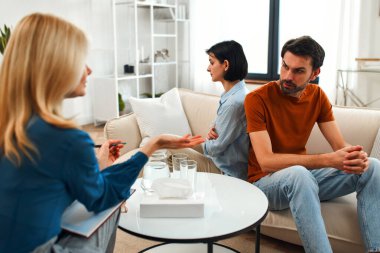 Genç çiftli psikolog, psikoterapist ya da evlilik danışmanı çiftin akıl sağlığını dinle. Psikolojik çift sorunu, aile terapisi. Aile psikoloji oturumunda.