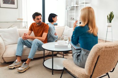 Genç çiftli psikolog, psikoterapist ya da evlilik danışmanı çiftin akıl sağlığını dinle. Psikolojik çift sorunu, aile terapisi. Aile psikoloji oturumunda.