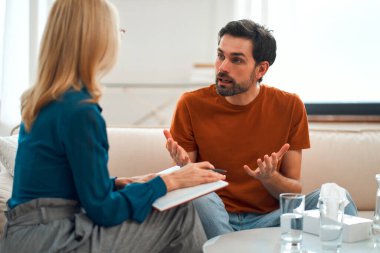 Ruh sağlığı seansı sırasında bir kadın psikoloğun resepsiyonunda depresyonda olan genç bir adam. Bir psikologa karşı hayal kırıklığına uğramış, stresli bir adam, sorunları hakkında konuşuyor..