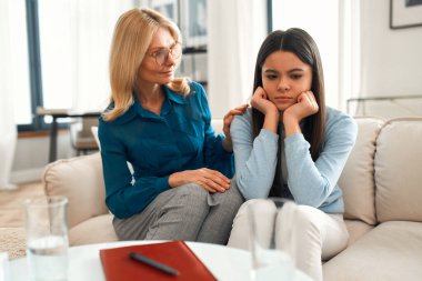 Bir psikoloğun resepsiyonundaki mutsuz kız. Müşteri sorunlardan bahsediyor. Aile sorunları, ergenlik sorunları. Bir terapistle konuşmak, tavsiye, yardım kavramı.