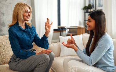 Psikolog randevusunda tatlı bir kız. Hastası olan psikolog kadın el kol hareketleri yapıyor ve onaylıyor. Aile sorunları, ergenlik sorunları. Bir terapistle konuşmak, tavsiye, yardım kavramı
