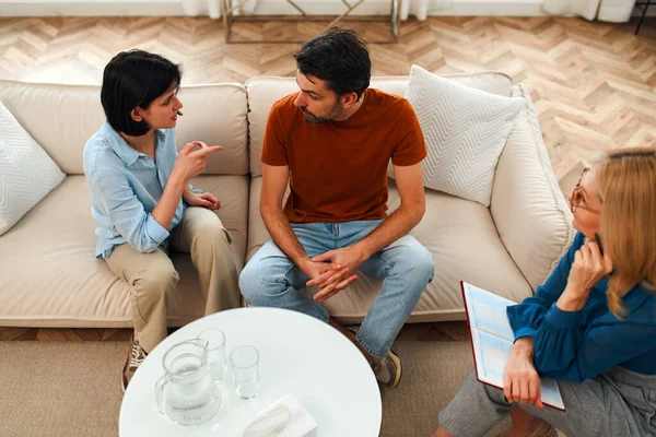 Genç çiftli psikolog, psikoterapist ya da evlilik danışmanı çiftin akıl sağlığını dinle. Psikolojik çift sorunu, aile terapisi. Aile psikoloji oturumunda.