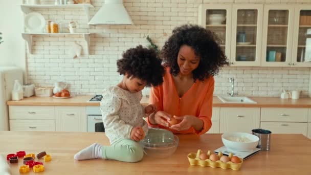 Afroamerykanka Córeczką Kręconymi Puszystymi Włosami Bawiąca Się Pieczona Kuchni Mama — Wideo stockowe