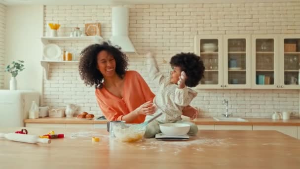 Afroamerykanka Córeczką Kręconymi Puszystymi Włosami Bawiąca Się Piekąca Ciasteczka Kuchni — Wideo stockowe