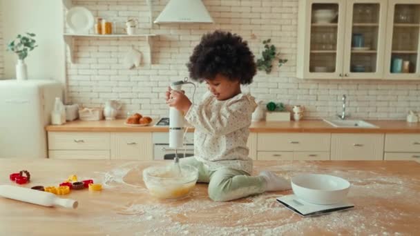 Słodkie Afroamerykańskie Dziecko Kręconymi Puszystymi Włosami Siedzące Stole Kuchni Jest — Wideo stockowe