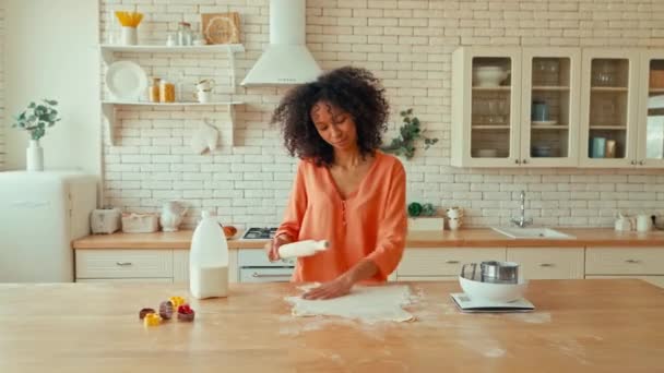 Pretty Afroamerykanka Kobieta Kręconymi Puszystymi Włosami Toczenia Ciasta Wałkiem Pieczenia — Wideo stockowe