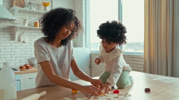Afrikai Amerikai Kislányával Göndör Bolyhos Hajjal Aki Szórakozik Süteményeket Főz — Stock videók