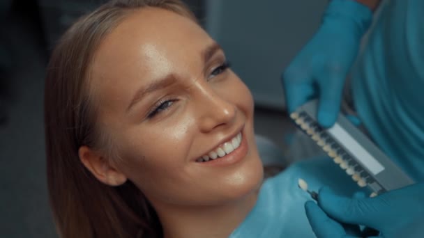 Ένας Αρσενικός Οδοντίατρος Χρησιμοποιεί Ένα Τραπέζι Λεύκανσης Δοντιών Για Επιλέξει — Αρχείο Βίντεο