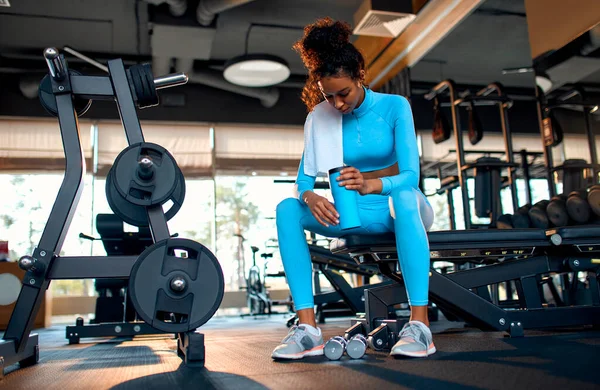 Die Schlanke Athletische Afroamerikanerin Sportbekleidung Trinkt Nach Dem Training Fitnessclub — Stockfoto
