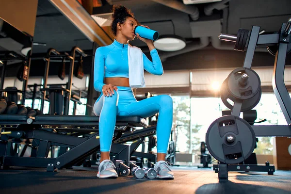 Mujer Afroamericana Atlética Delgada Ropa Deportiva Está Cansada Beber Agua —  Fotos de Stock