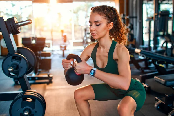 Mujer Delgada Atlética Caucásica Ropa Deportiva Haciendo Sentadillas Con Kettlebell —  Fotos de Stock