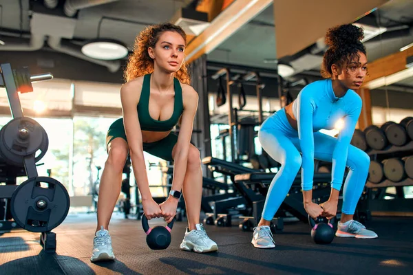 Mujeres Atléticas Atléticas Caucásicas Afroamericanas Ropa Deportiva Haciendo Sentadillas Con —  Fotos de Stock