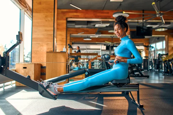 Sottile Donna Afroamericana Abbigliamento Sportivo Che Esercizi Sul Simulatore Nel — Foto Stock
