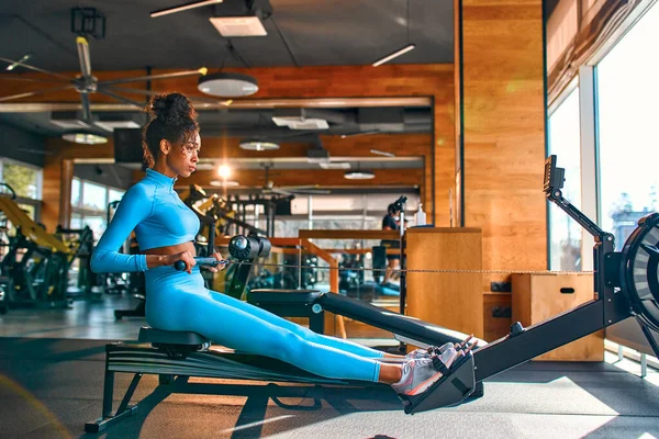 Schlanke Afroamerikanerin Sportbekleidung Die Fitnessstudio Simulator Übungen Macht Das Konzept — Stockfoto