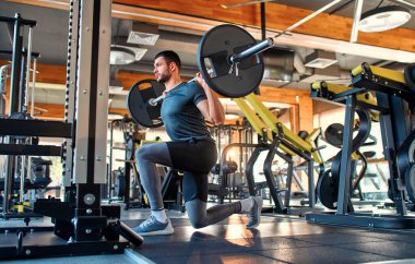 Spor salonunda besin takviyesi ya da protein alan genç yakışıklı bir adam. Spor ve eğlence konsepti. Spor beslenmesi.