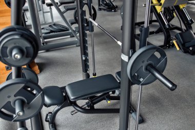 Spor salonunda, spor etkinlikleri ve daha fazlası için modern fitness ekipmanlarıyla. Spor salonunun modern iç dekorasyonu ve ekipmanları. Spor salonunda spor malzemeleri..