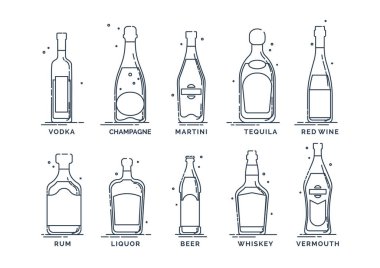 Alkollü içkiler. İçki imzalı alkol şişeleri var. Beyaz arka plan. Görüntü izole edildi. Ana hatları düz. Votka şampanya martini tekila şarap likör viski vermut